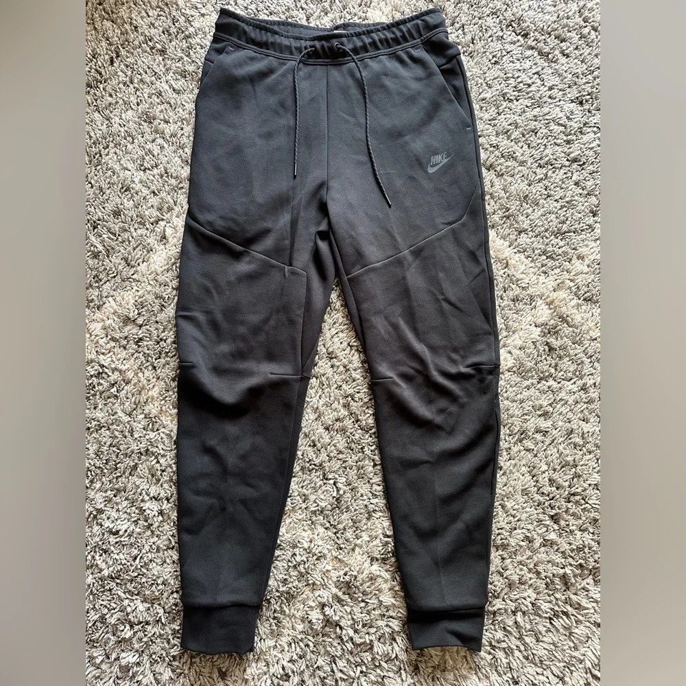 Nike Tech Fleece Jogger pants - Picture 2 of 5